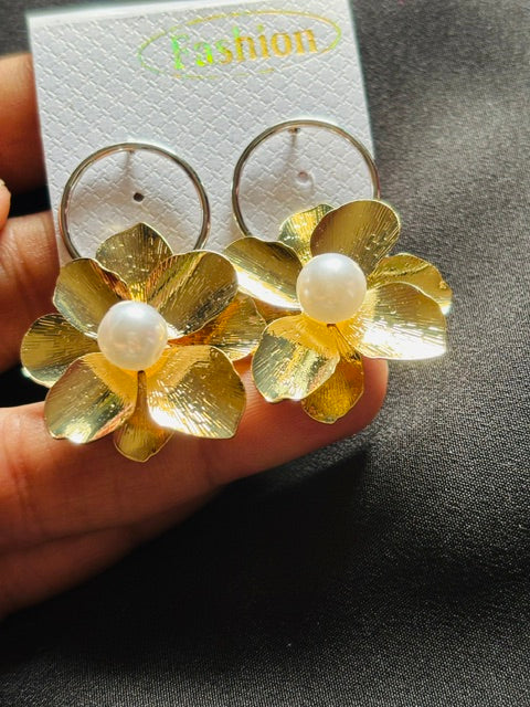 Anti-Tarnish Flower-Shaped Hoop Earrings with Pearl Center – Elegant Fusion of Classic & Modern