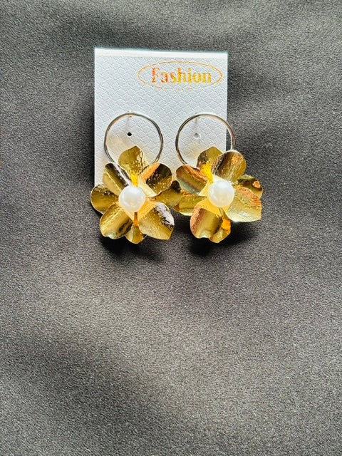 Anti-Tarnish Flower-Shaped Hoop Earrings with Pearl Center – Elegant Fusion of Classic & Modern