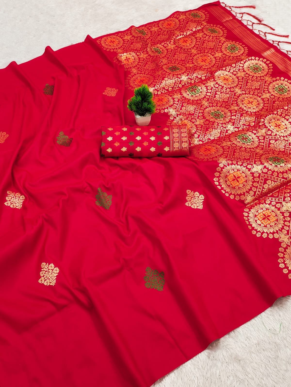 Soft Silk Saree With Weaving Gold Zari & Extra Attractive Design With Meena and Heavy Rich Pallu with Blouselu